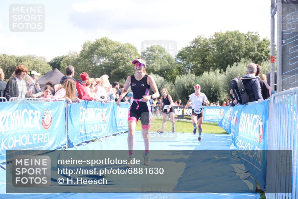 25.08.2024 - Elbe Triathlon Hamburg H.Heesch http://msf.ph/oto/6881630 25.08.2024 11:57:24 Ziel 1564, 1689, 1694 meine-sportfotos.de