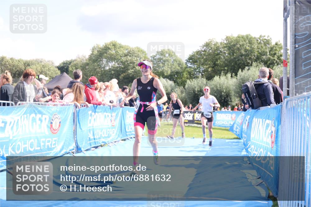 25.08.2024 - Elbe Triathlon Hamburg H.Heesch http://msf.ph/oto/6881632 25.08.2024 11:57:24 Ziel 1564, 1689, 1694 meine-sportfotos.de