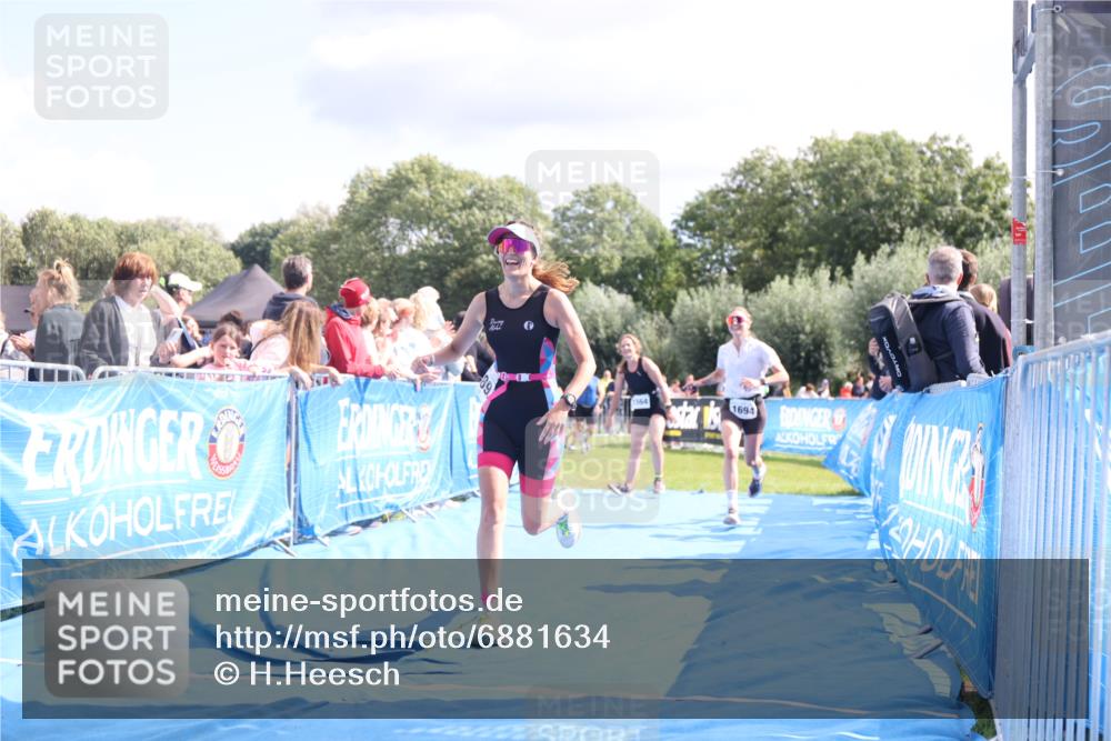 25.08.2024 - Elbe Triathlon Hamburg H.Heesch http://msf.ph/oto/6881634 25.08.2024 11:57:24 Ziel 1564, 1689, 1694 meine-sportfotos.de