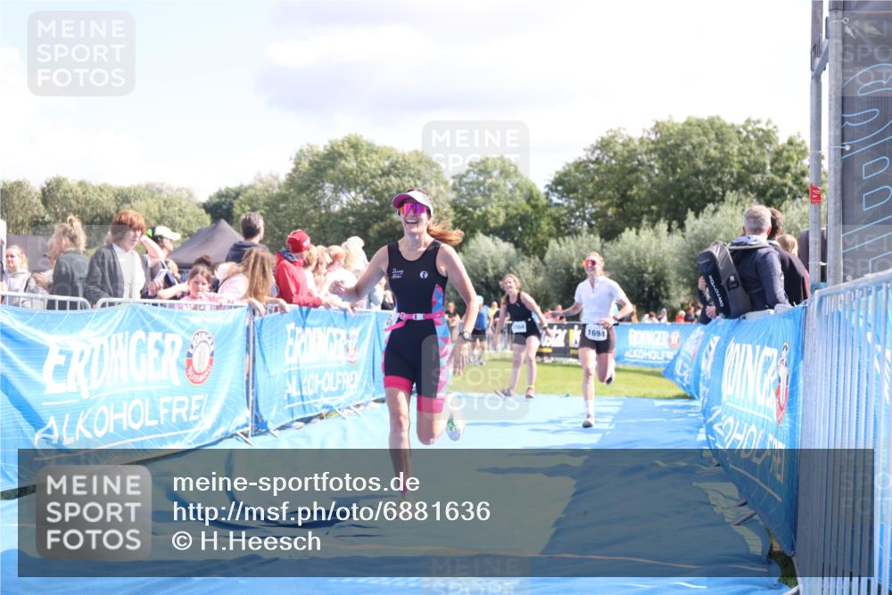 25.08.2024 - Elbe Triathlon Hamburg H.Heesch http://msf.ph/oto/6881636 25.08.2024 11:57:24 Ziel 1564, 1689, 1694 meine-sportfotos.de