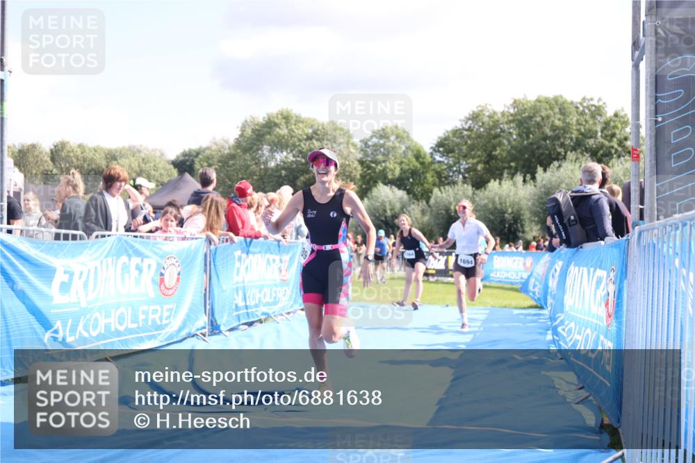 25.08.2024 - Elbe Triathlon Hamburg H.Heesch http://msf.ph/oto/6881638 25.08.2024 11:57:24 Ziel 1564, 1689, 1694 meine-sportfotos.de