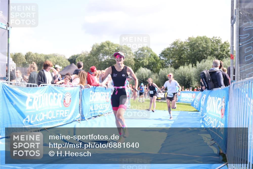 25.08.2024 - Elbe Triathlon Hamburg H.Heesch http://msf.ph/oto/6881640 25.08.2024 11:57:24 Ziel 1564, 1689, 1694 meine-sportfotos.de