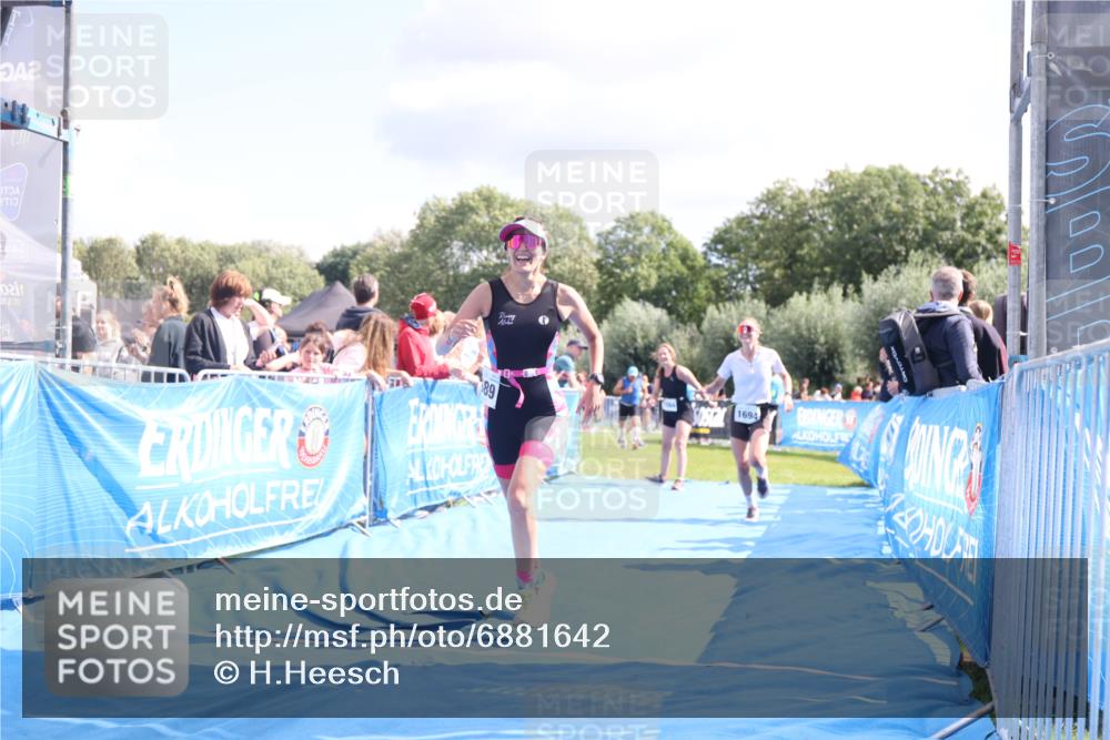 25.08.2024 - Elbe Triathlon Hamburg H.Heesch http://msf.ph/oto/6881642 25.08.2024 11:57:24 Ziel 1564, 1689, 1694 meine-sportfotos.de