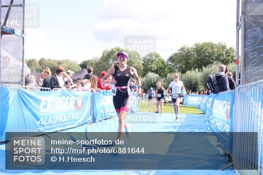 25.08.2024 - Elbe Triathlon Hamburg H.Heesch http://msf.ph/oto/6881644 25.08.2024 11:57:24 Ziel 1564, 1689, 1694 meine-sportfotos.de