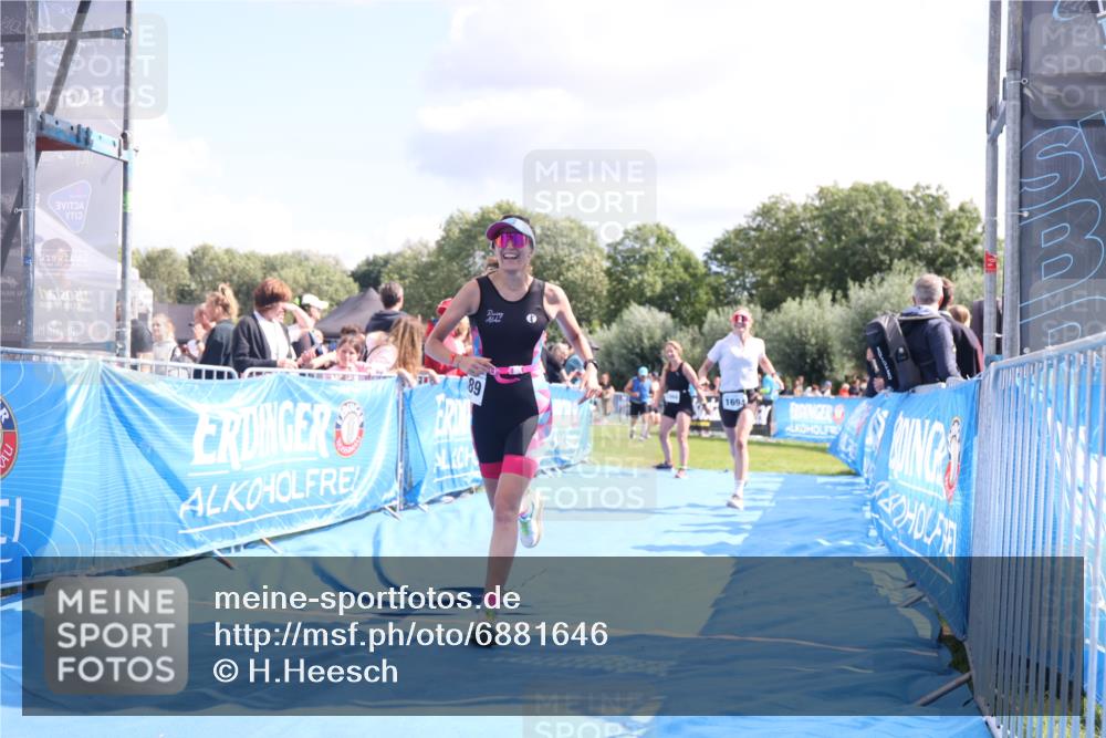 25.08.2024 - Elbe Triathlon Hamburg H.Heesch http://msf.ph/oto/6881646 25.08.2024 11:57:24 Ziel 1564, 1689, 1694 meine-sportfotos.de