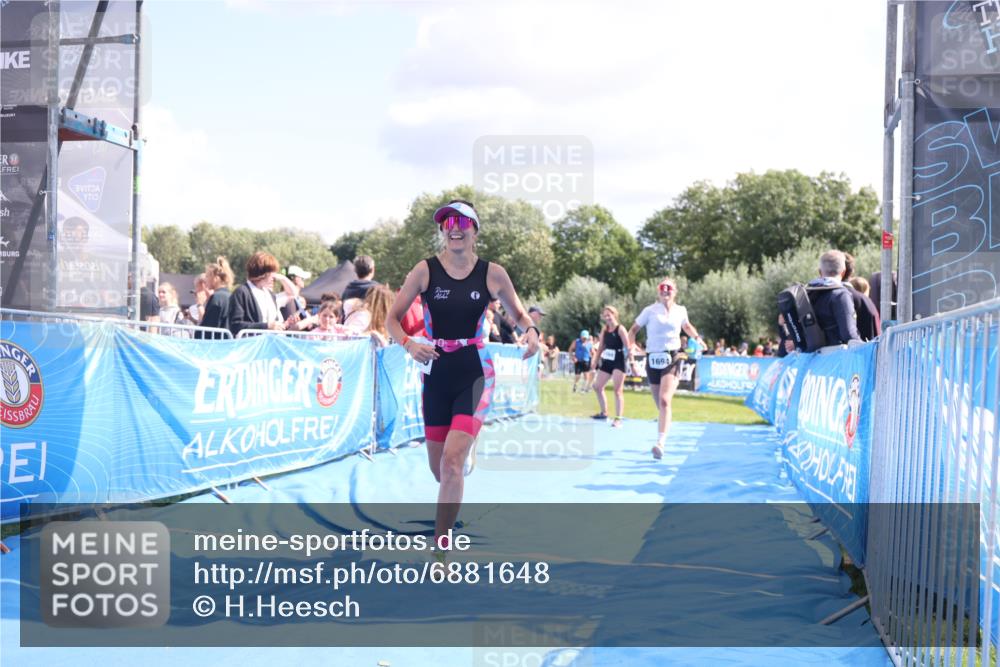 25.08.2024 - Elbe Triathlon Hamburg H.Heesch http://msf.ph/oto/6881648 25.08.2024 11:57:24 Ziel 1564, 1689, 1694 meine-sportfotos.de