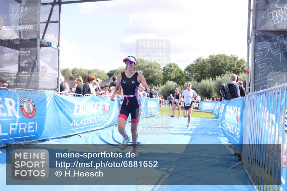 25.08.2024 - Elbe Triathlon Hamburg H.Heesch http://msf.ph/oto/6881652 25.08.2024 11:57:24 Ziel 1564, 1689, 1694 meine-sportfotos.de