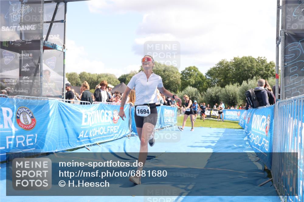 25.08.2024 - Elbe Triathlon Hamburg H.Heesch http://msf.ph/oto/6881680 25.08.2024 11:57:26 Ziel 1426, 1564, 1689, 1694 meine-sportfotos.de