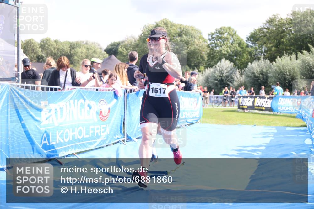 25.08.2024 - Elbe Triathlon Hamburg H.Heesch http://msf.ph/oto/6881860 25.08.2024 11:57:42 Ziel 676, 1517, 1544 meine-sportfotos.de