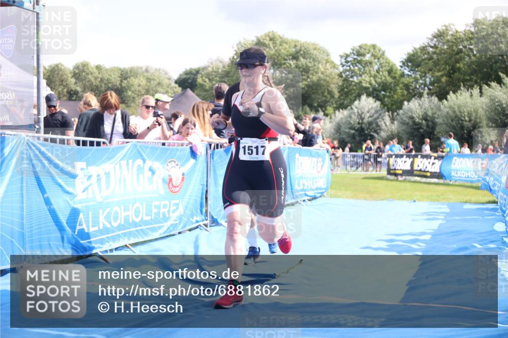 25.08.2024 - Elbe Triathlon Hamburg H.Heesch http://msf.ph/oto/6881862 25.08.2024 11:57:43 Ziel 676, 1517, 1544 meine-sportfotos.de