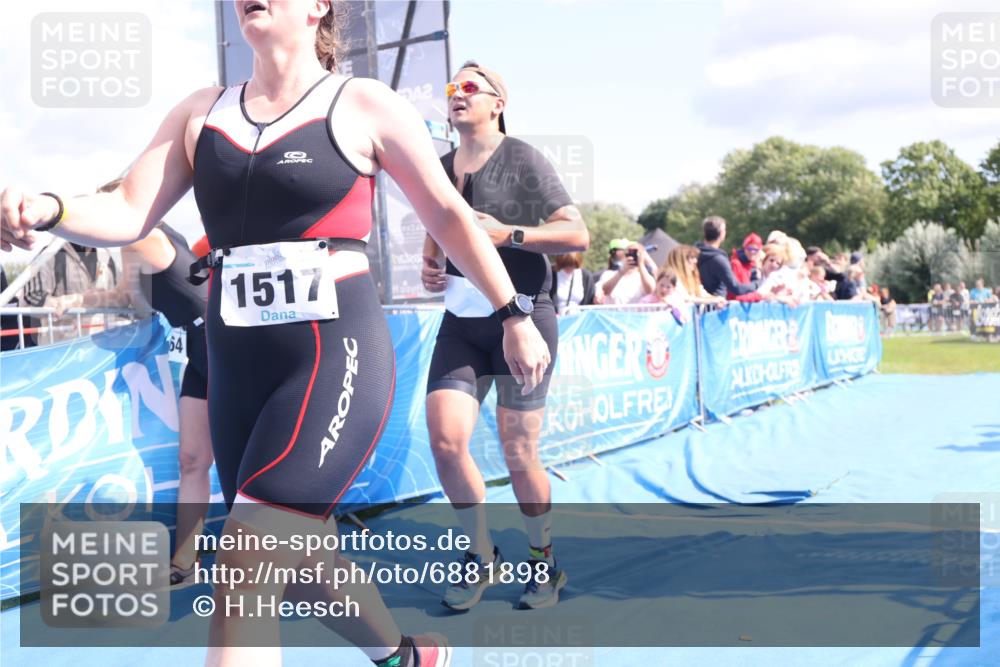 25.08.2024 - Elbe Triathlon Hamburg H.Heesch http://msf.ph/oto/6881898 25.08.2024 11:57:44 Ziel 676, 1517, 1544 meine-sportfotos.de