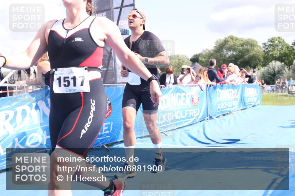 25.08.2024 - Elbe Triathlon Hamburg H.Heesch http://msf.ph/oto/6881900 25.08.2024 11:57:44 Ziel 676, 1517, 1544 meine-sportfotos.de