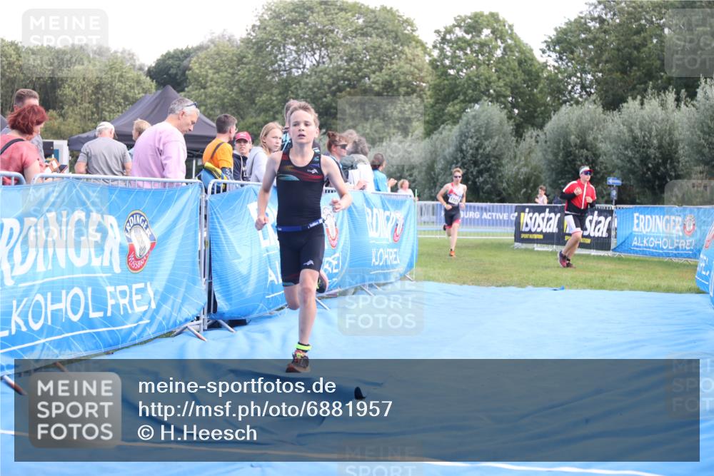 25.08.2024 - Elbe Triathlon Hamburg H.Heesch http://msf.ph/oto/6881957 25.08.2024 12:40:52 Ziel 1723, 1754, 1759 meine-sportfotos.de