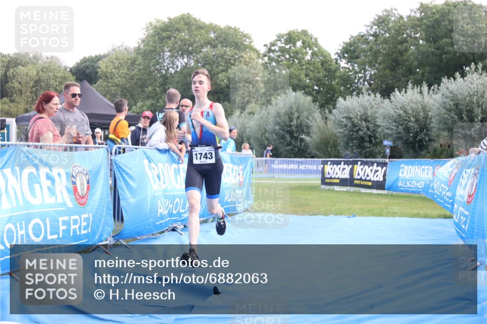 25.08.2024 - Elbe Triathlon Hamburg H.Heesch http://msf.ph/oto/6882063 25.08.2024 12:41:03 Ziel 1723, 1743, 1754 meine-sportfotos.de