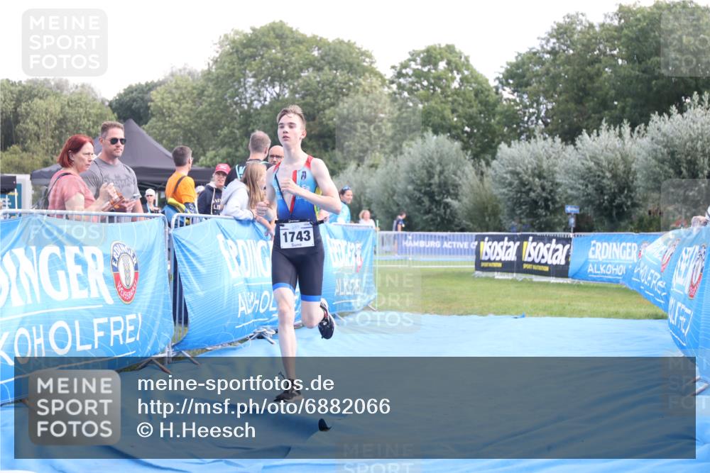 25.08.2024 - Elbe Triathlon Hamburg H.Heesch http://msf.ph/oto/6882066 25.08.2024 12:41:03 Ziel 1723, 1743, 1754 meine-sportfotos.de