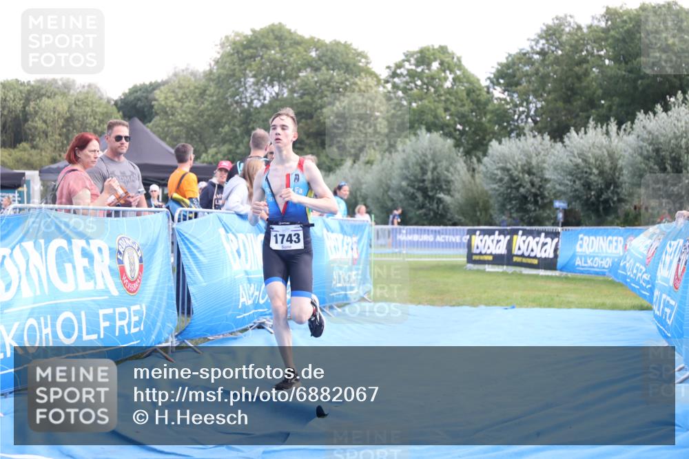 25.08.2024 - Elbe Triathlon Hamburg H.Heesch http://msf.ph/oto/6882067 25.08.2024 12:41:03 Ziel 1723, 1743, 1754 meine-sportfotos.de