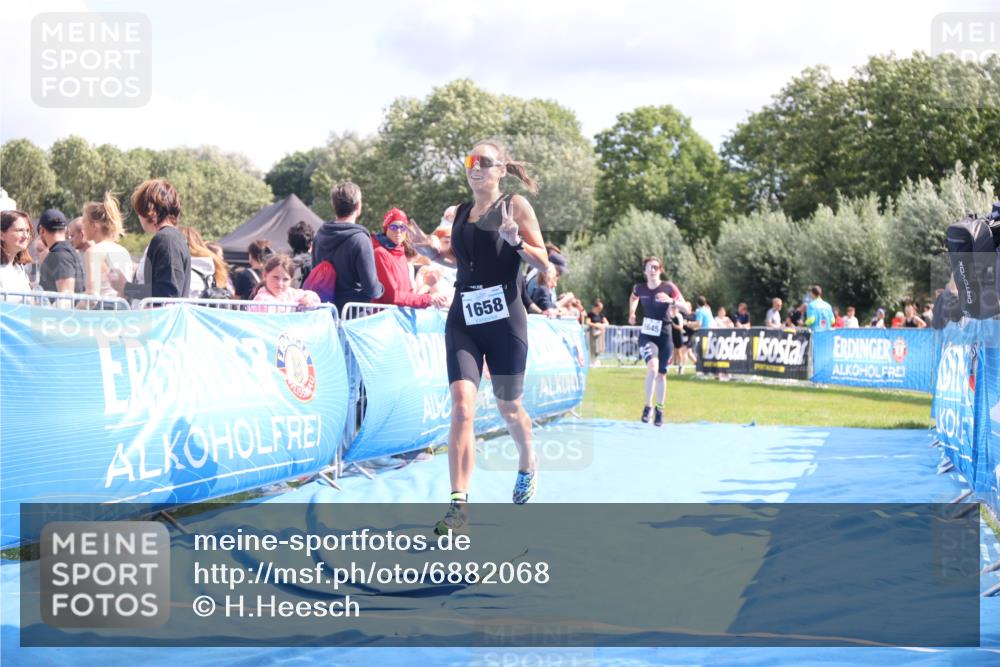 25.08.2024 - Elbe Triathlon Hamburg H.Heesch http://msf.ph/oto/6882068 25.08.2024 11:58:19 Ziel 1475, 1645, 1658 meine-sportfotos.de