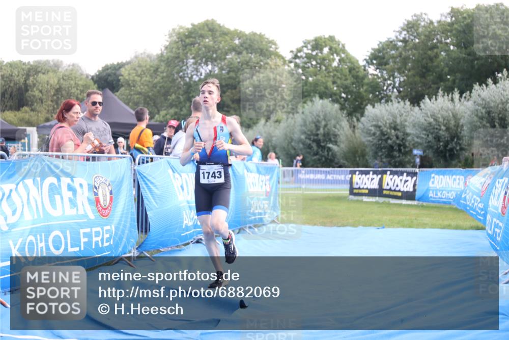 25.08.2024 - Elbe Triathlon Hamburg H.Heesch http://msf.ph/oto/6882069 25.08.2024 12:41:03 Ziel 1723, 1743, 1754 meine-sportfotos.de