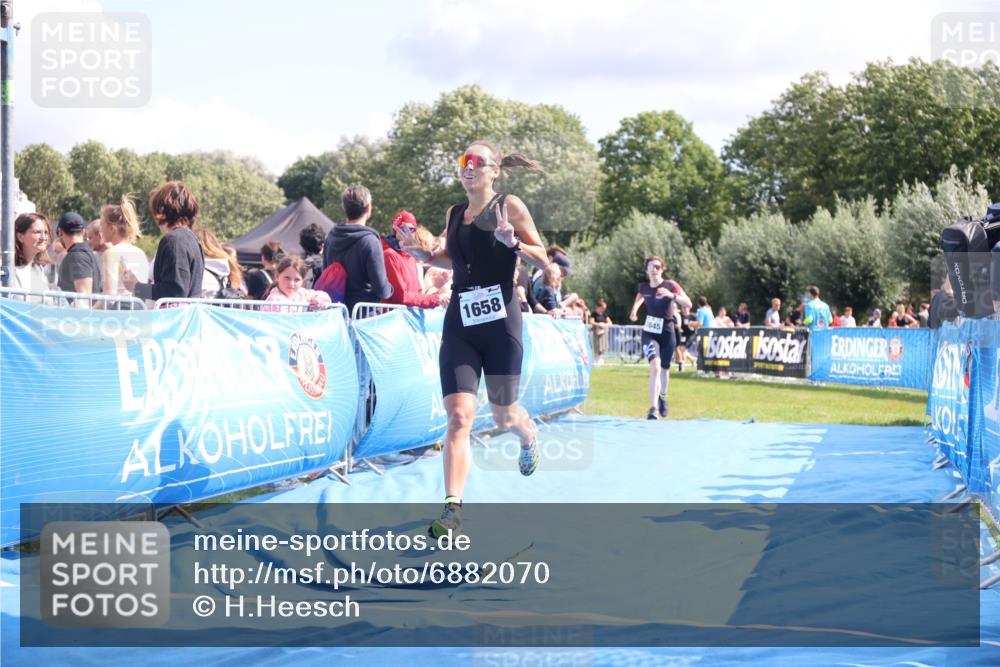 25.08.2024 - Elbe Triathlon Hamburg H.Heesch http://msf.ph/oto/6882070 25.08.2024 11:58:19 Ziel 1475, 1645, 1658 meine-sportfotos.de