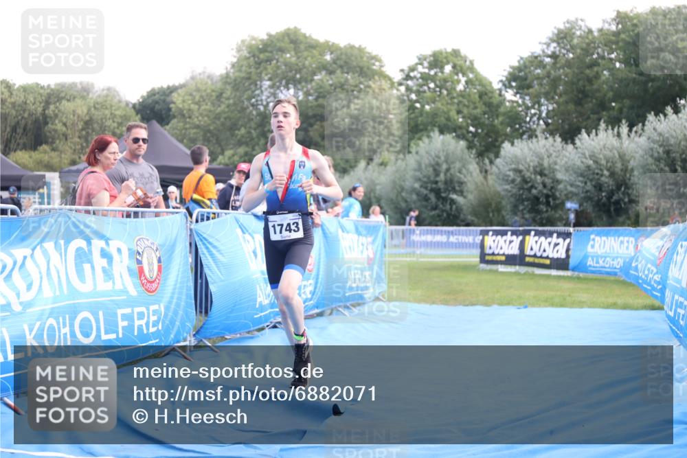 25.08.2024 - Elbe Triathlon Hamburg H.Heesch http://msf.ph/oto/6882071 25.08.2024 12:41:03 Ziel 1723, 1743, 1754 meine-sportfotos.de
