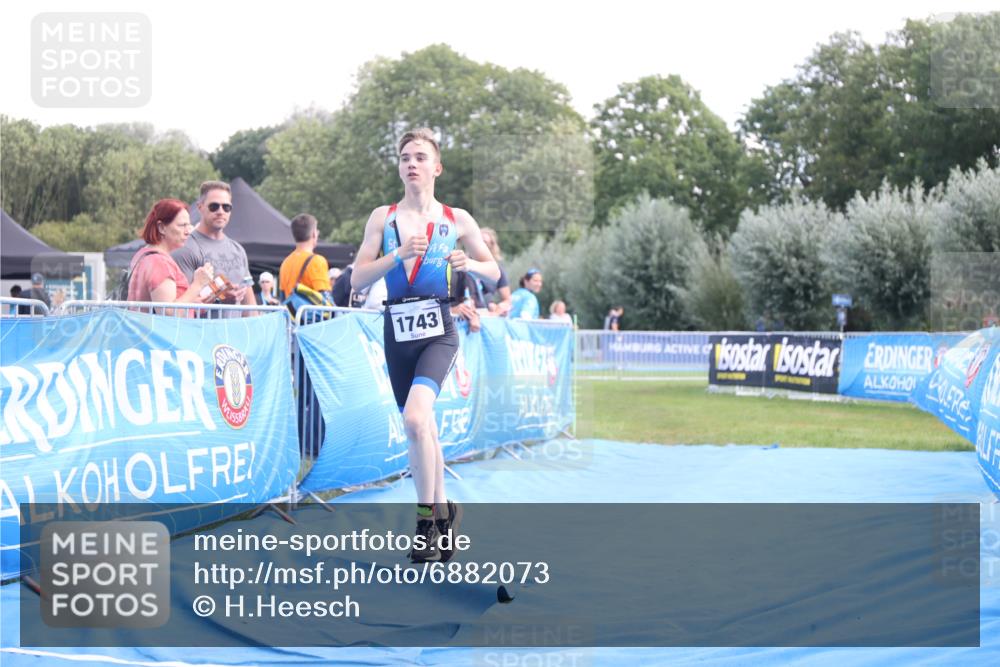 25.08.2024 - Elbe Triathlon Hamburg H.Heesch http://msf.ph/oto/6882073 25.08.2024 12:41:04 Ziel 1723, 1743, 1754 meine-sportfotos.de