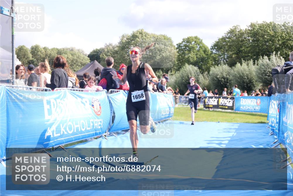 25.08.2024 - Elbe Triathlon Hamburg H.Heesch http://msf.ph/oto/6882074 25.08.2024 11:58:19 Ziel 1475, 1645, 1658 meine-sportfotos.de