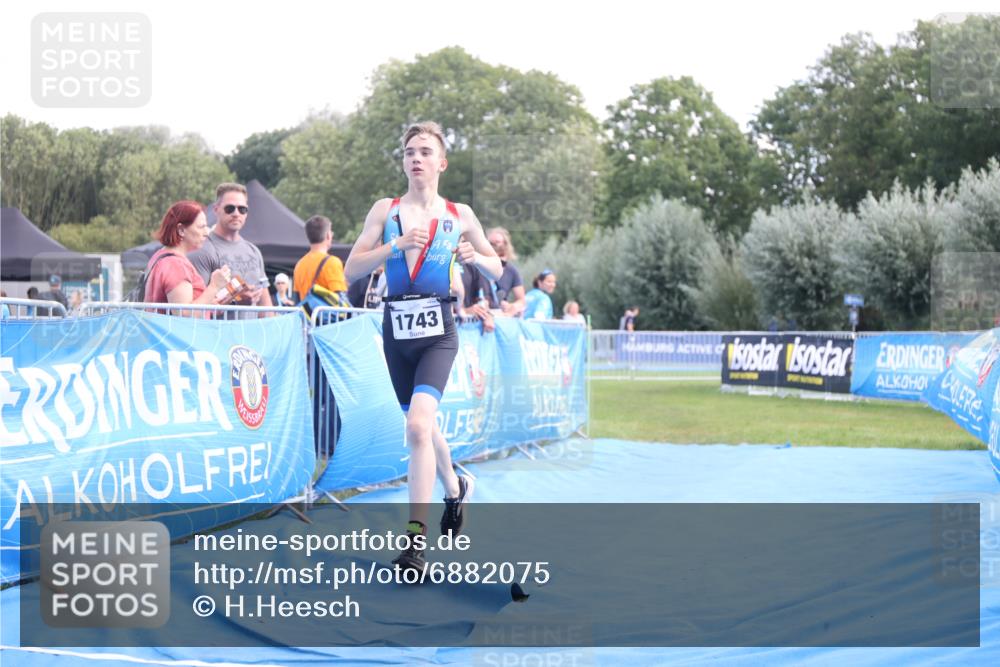25.08.2024 - Elbe Triathlon Hamburg H.Heesch http://msf.ph/oto/6882075 25.08.2024 12:41:04 Ziel 1723, 1743, 1754 meine-sportfotos.de