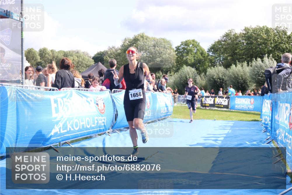 25.08.2024 - Elbe Triathlon Hamburg H.Heesch http://msf.ph/oto/6882076 25.08.2024 11:58:19 Ziel 1475, 1645, 1658 meine-sportfotos.de