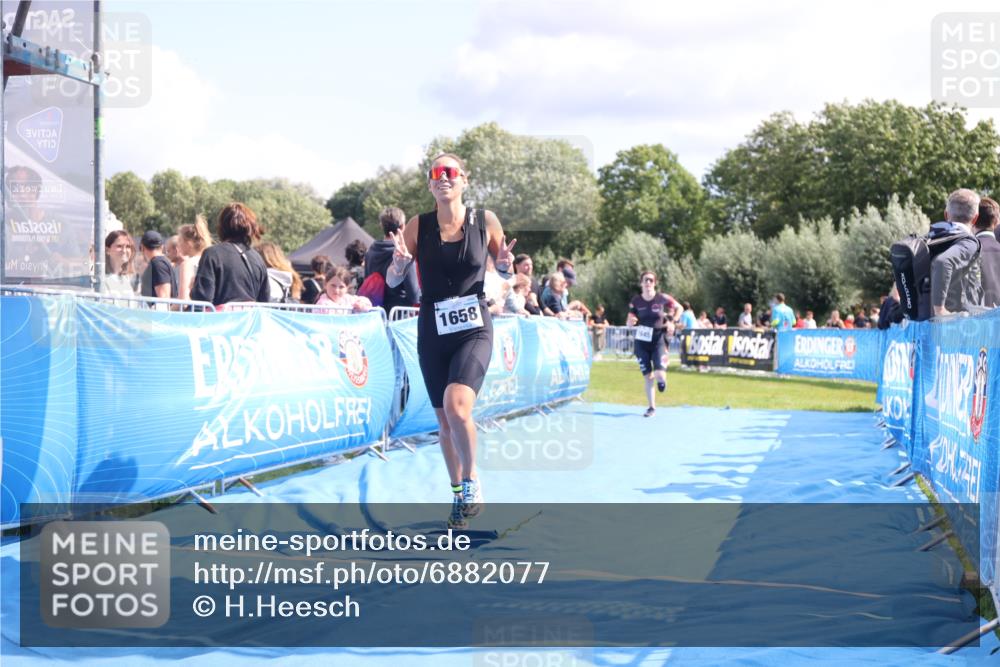 25.08.2024 - Elbe Triathlon Hamburg H.Heesch http://msf.ph/oto/6882077 25.08.2024 11:58:19 Ziel 1475, 1645, 1658 meine-sportfotos.de