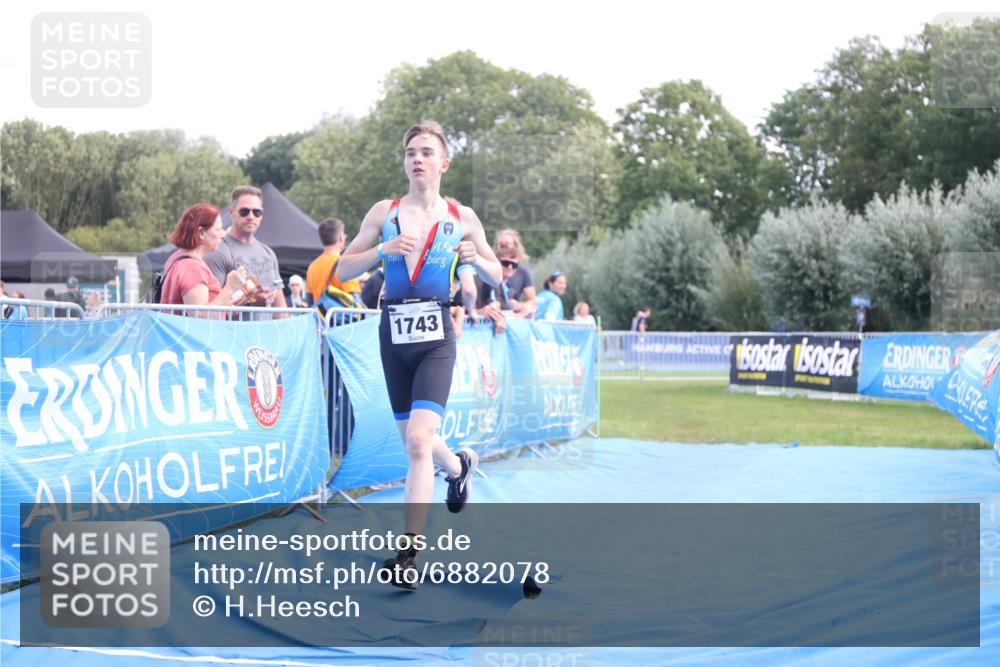 25.08.2024 - Elbe Triathlon Hamburg H.Heesch http://msf.ph/oto/6882078 25.08.2024 12:41:04 Ziel 1723, 1743, 1754 meine-sportfotos.de