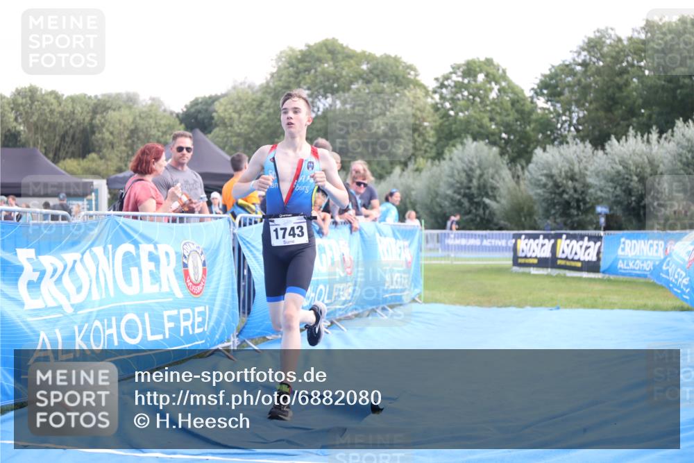 25.08.2024 - Elbe Triathlon Hamburg H.Heesch http://msf.ph/oto/6882080 25.08.2024 12:41:04 Ziel 1723, 1743, 1754 meine-sportfotos.de