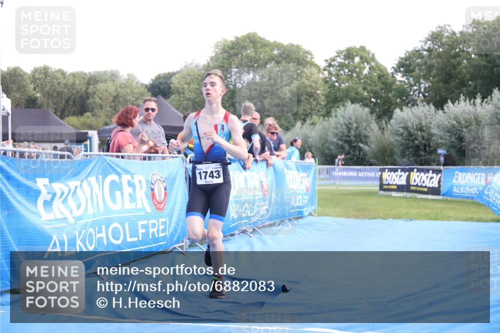 25.08.2024 - Elbe Triathlon Hamburg H.Heesch http://msf.ph/oto/6882083 25.08.2024 12:41:04 Ziel 1723, 1743, 1754 meine-sportfotos.de
