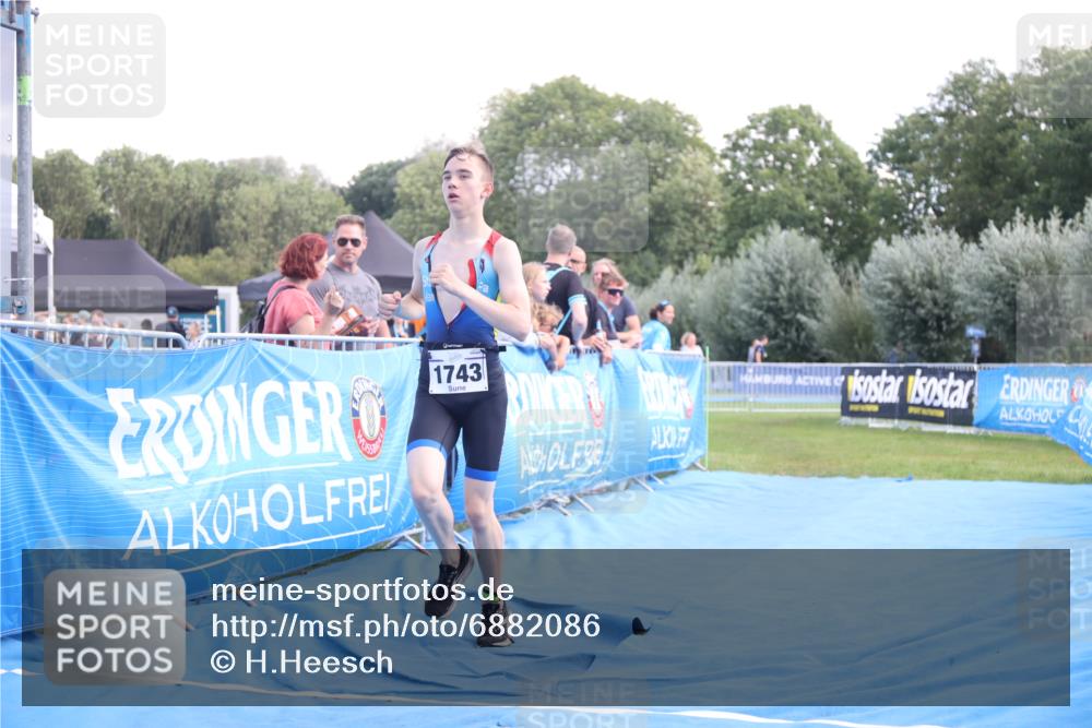 25.08.2024 - Elbe Triathlon Hamburg H.Heesch http://msf.ph/oto/6882086 25.08.2024 12:41:04 Ziel 1723, 1743, 1754 meine-sportfotos.de