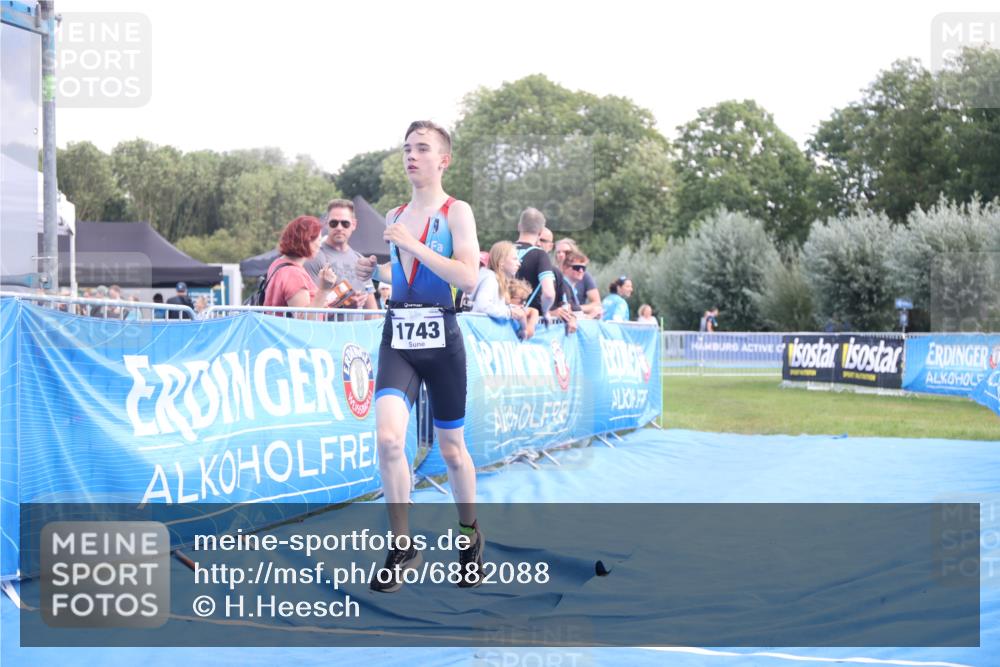 25.08.2024 - Elbe Triathlon Hamburg H.Heesch http://msf.ph/oto/6882088 25.08.2024 12:41:04 Ziel 1723, 1743, 1754 meine-sportfotos.de