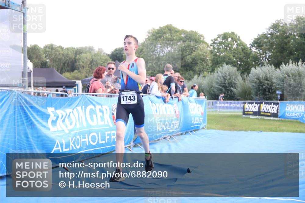 25.08.2024 - Elbe Triathlon Hamburg H.Heesch http://msf.ph/oto/6882090 25.08.2024 12:41:04 Ziel 1723, 1743, 1754 meine-sportfotos.de