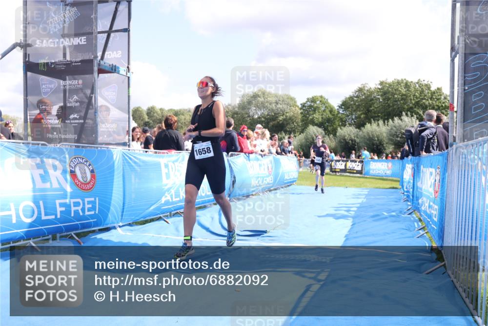 25.08.2024 - Elbe Triathlon Hamburg H.Heesch http://msf.ph/oto/6882092 25.08.2024 11:58:19 Ziel 1475, 1645, 1658 meine-sportfotos.de