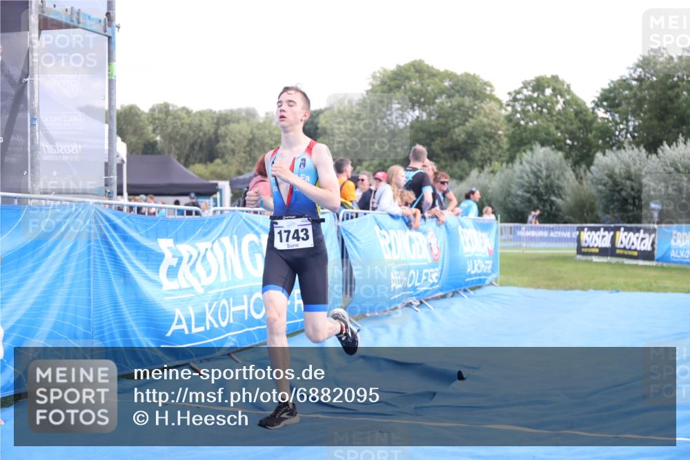 25.08.2024 - Elbe Triathlon Hamburg H.Heesch http://msf.ph/oto/6882095 25.08.2024 12:41:04 Ziel 1723, 1743, 1754 meine-sportfotos.de