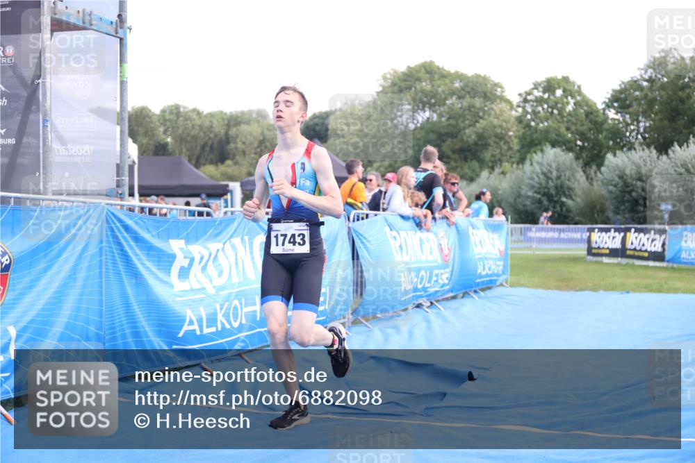 25.08.2024 - Elbe Triathlon Hamburg H.Heesch http://msf.ph/oto/6882098 25.08.2024 12:41:04 Ziel 1723, 1743, 1754 meine-sportfotos.de