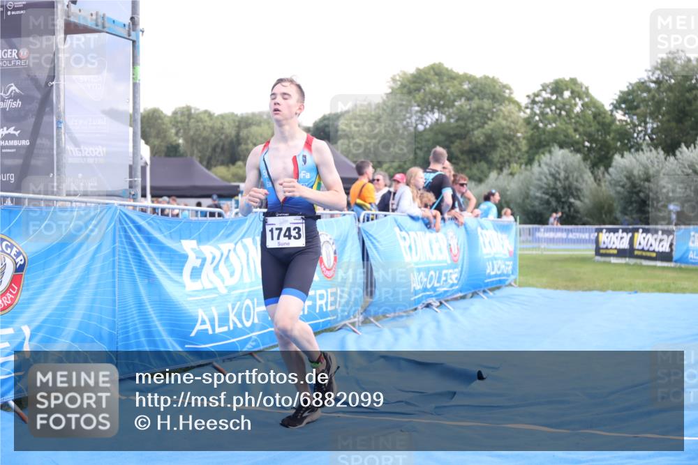 25.08.2024 - Elbe Triathlon Hamburg H.Heesch http://msf.ph/oto/6882099 25.08.2024 12:41:04 Ziel 1723, 1743, 1754 meine-sportfotos.de