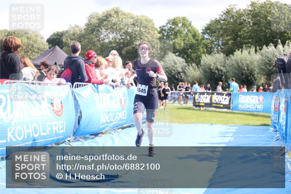 25.08.2024 - Elbe Triathlon Hamburg H.Heesch http://msf.ph/oto/6882100 25.08.2024 11:58:21 Ziel 512, 1645, 1658 meine-sportfotos.de