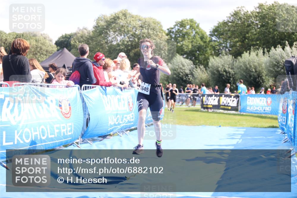 25.08.2024 - Elbe Triathlon Hamburg H.Heesch http://msf.ph/oto/6882102 25.08.2024 11:58:21 Ziel 512, 1645, 1658 meine-sportfotos.de