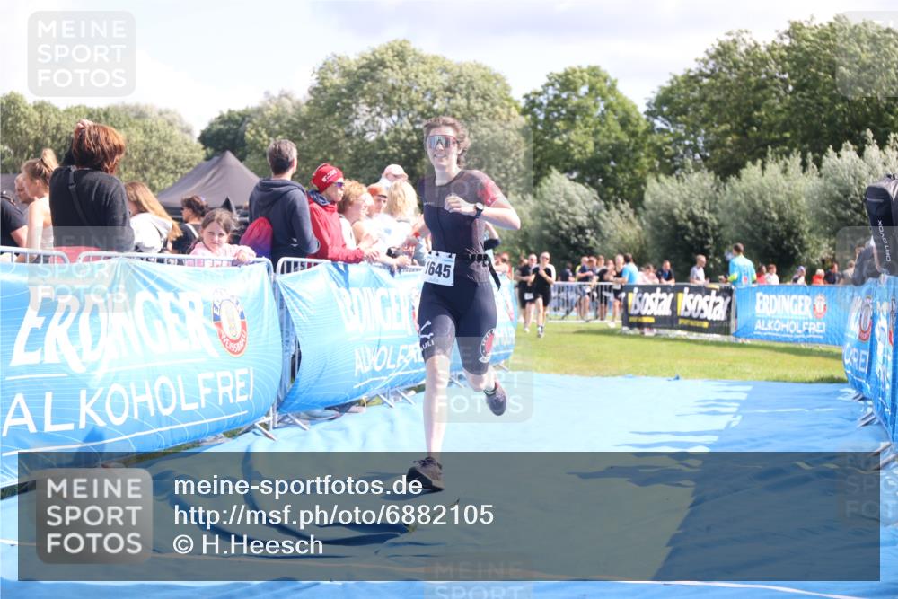 25.08.2024 - Elbe Triathlon Hamburg H.Heesch http://msf.ph/oto/6882105 25.08.2024 11:58:21 Ziel 512, 1645, 1658 meine-sportfotos.de