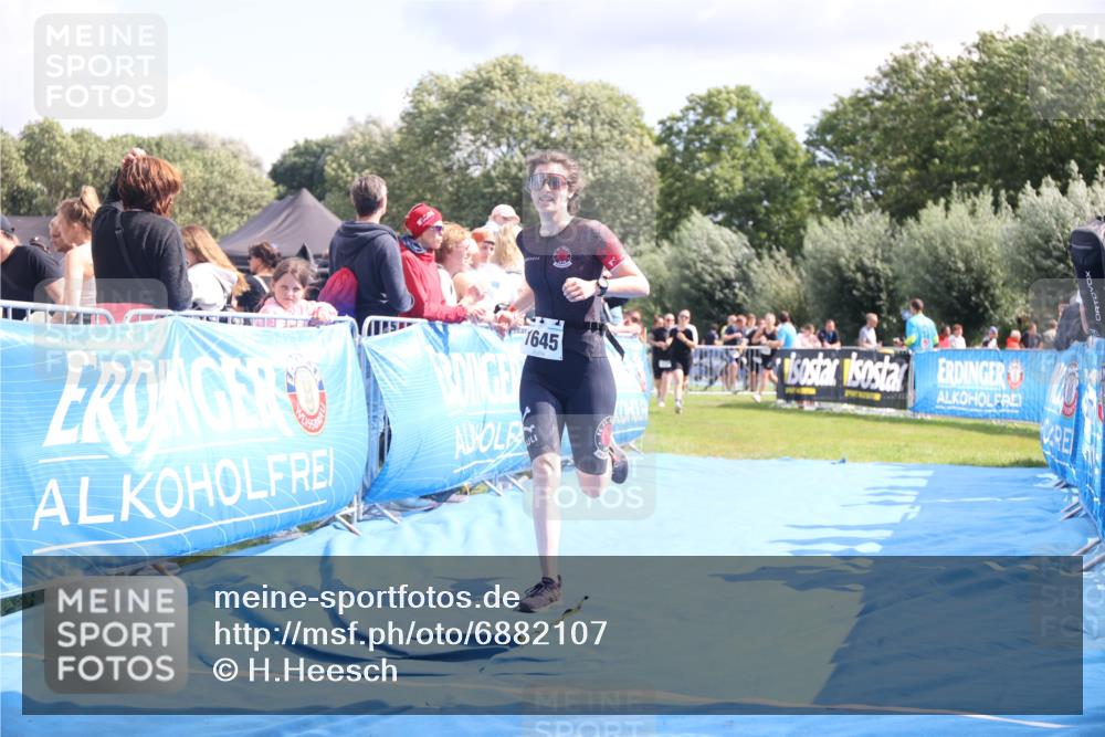 25.08.2024 - Elbe Triathlon Hamburg H.Heesch http://msf.ph/oto/6882107 25.08.2024 11:58:21 Ziel 512, 1645, 1658 meine-sportfotos.de