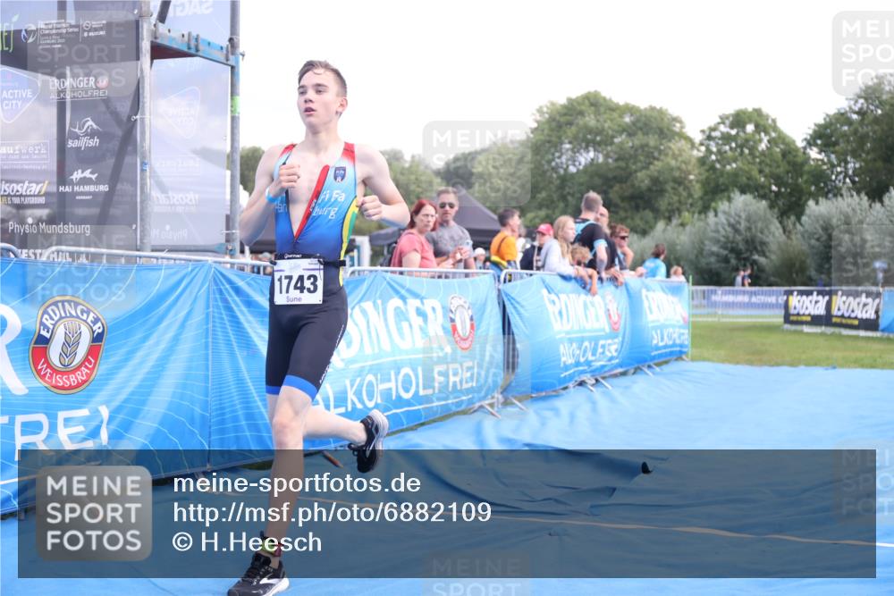 25.08.2024 - Elbe Triathlon Hamburg H.Heesch http://msf.ph/oto/6882109 25.08.2024 12:41:04 Ziel 1723, 1743, 1754 meine-sportfotos.de