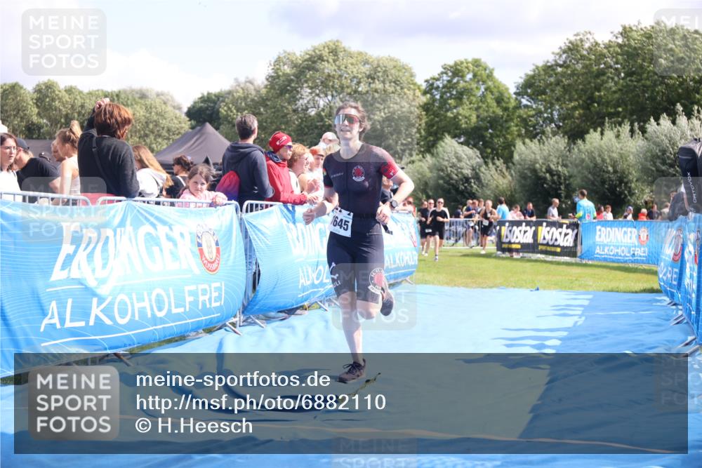 25.08.2024 - Elbe Triathlon Hamburg H.Heesch http://msf.ph/oto/6882110 25.08.2024 11:58:21 Ziel 512, 1645, 1658 meine-sportfotos.de