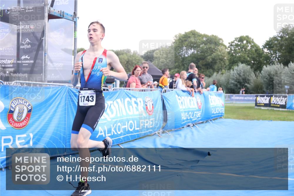 25.08.2024 - Elbe Triathlon Hamburg H.Heesch http://msf.ph/oto/6882111 25.08.2024 12:41:04 Ziel 1723, 1743, 1754 meine-sportfotos.de