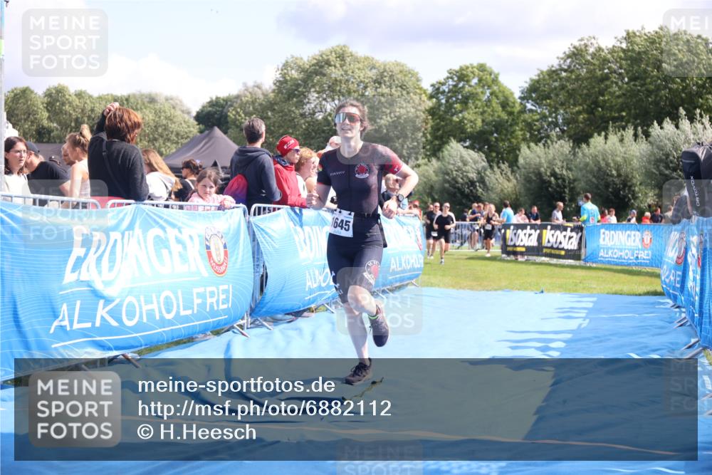 25.08.2024 - Elbe Triathlon Hamburg H.Heesch http://msf.ph/oto/6882112 25.08.2024 11:58:21 Ziel 512, 1645, 1658 meine-sportfotos.de