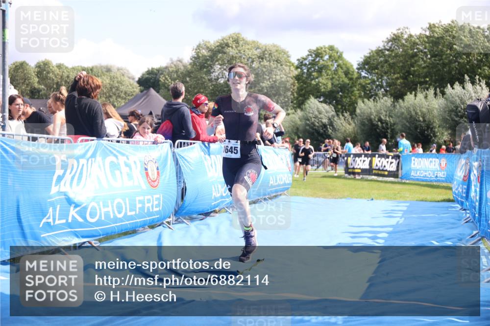 25.08.2024 - Elbe Triathlon Hamburg H.Heesch http://msf.ph/oto/6882114 25.08.2024 11:58:21 Ziel 512, 1645, 1658 meine-sportfotos.de