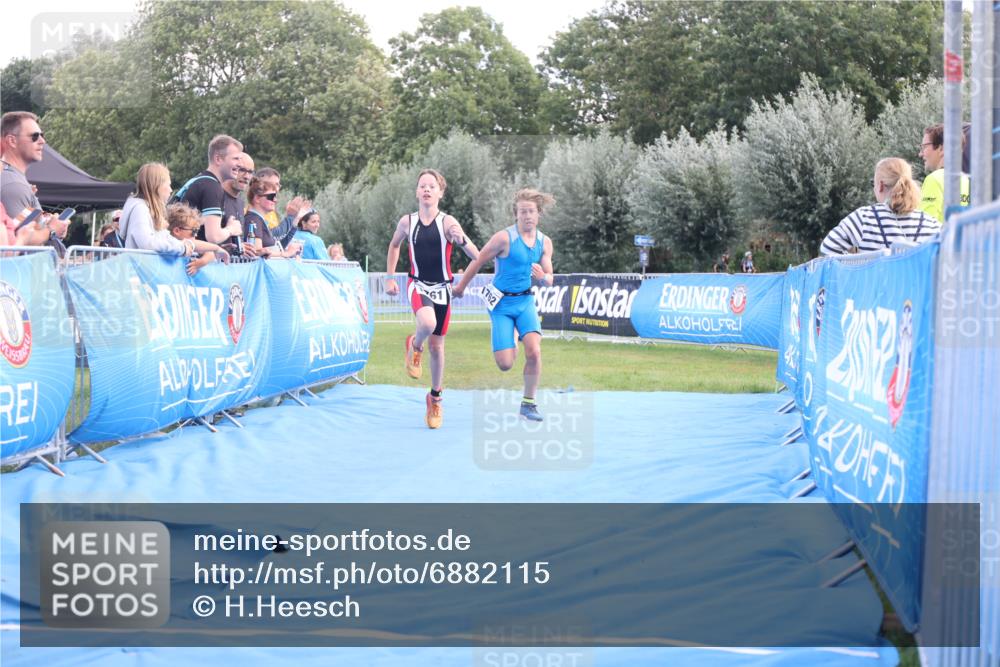 25.08.2024 - Elbe Triathlon Hamburg H.Heesch http://msf.ph/oto/6882115 25.08.2024 12:43:12 Ziel 1761, 1762 meine-sportfotos.de