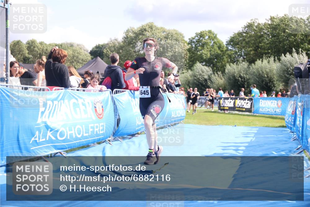 25.08.2024 - Elbe Triathlon Hamburg H.Heesch http://msf.ph/oto/6882116 25.08.2024 11:58:21 Ziel 512, 1645, 1658 meine-sportfotos.de